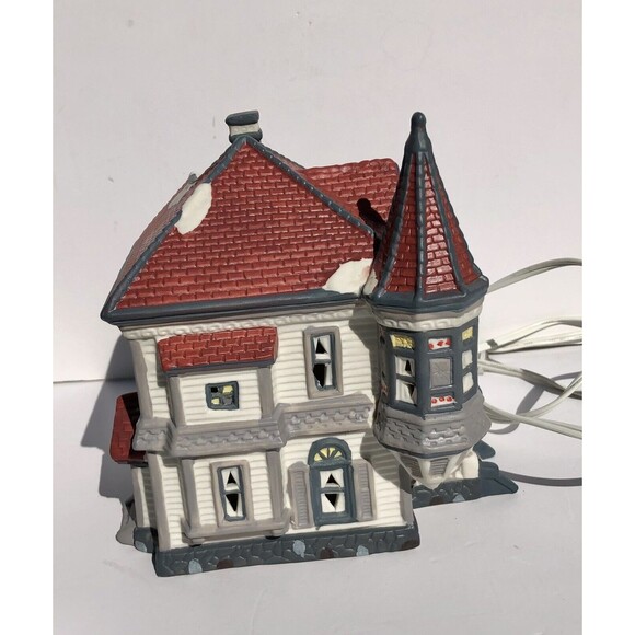 VILLAGE SQUARE - LIGHTED "VICTORIAN HOUSE" HAND PAINTED, PORCELAIN 1994 CHRISTM - Picture 3 of 10